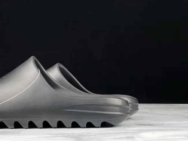 FX0495 Slide Adidas Yeezy Black 0528